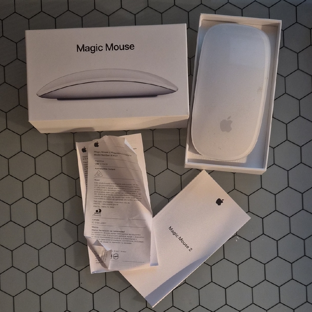 Apple Magic Mouse - Sleek White Design
